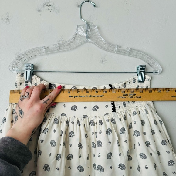 Springfield Paisley Boho Cream and Gray  Short Skirt Women’s Size 8 - Picture 5 of 8